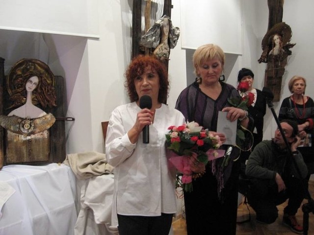 Na wystawie w Resursie Marta Sokół (z lewej) opowiadala o swoich aniołach. Teraz zaprasza do swojej galerii.