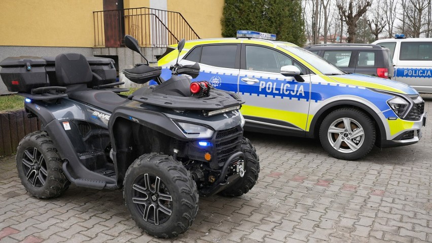 Dwa nowe pojazdy otrzymała Komenda Powiatowa Policji w Kozienicach. To radiowóz i quad. Zobacz zdjęcia