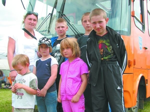 Na miejscu w Niewinie mamy małą szkołę, w której wszyscy się znają i czują się jak w wielkiej rodzinie. Nie chcemy, by dzieci musiały się przeprowadzać - mówi Agata Malinowska, mama czworga byłych i obecnych uczniów.