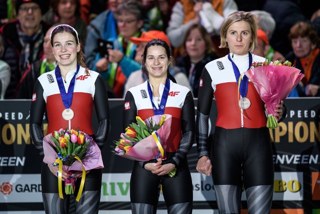 Kaja Ziomek (od lewej), Andżelika Wójcik i Natalia Czerwonka zdobyły brązowy medal Mistrzostw Europy w łyżwiarstwie szybkim w Heerenveen