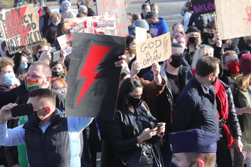 W Łodzi demonstracje organizowane są bez przerwy od 23...