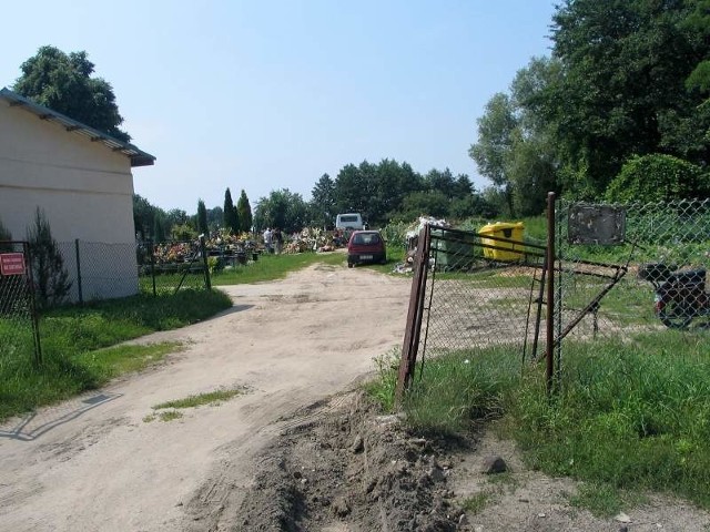 Zdaniem tych, których bliscy spoczywają na cmentarzu parafialnym w Miechocinie, nie wypada, by tarnobrzeska nekropolia wyglądała, tak jak wygląda.