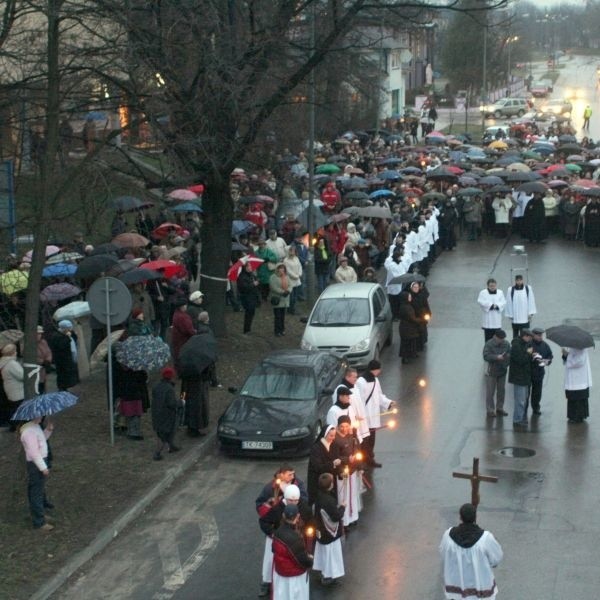 Wierni ruszyli w drogę po wyjściu z kościoła.