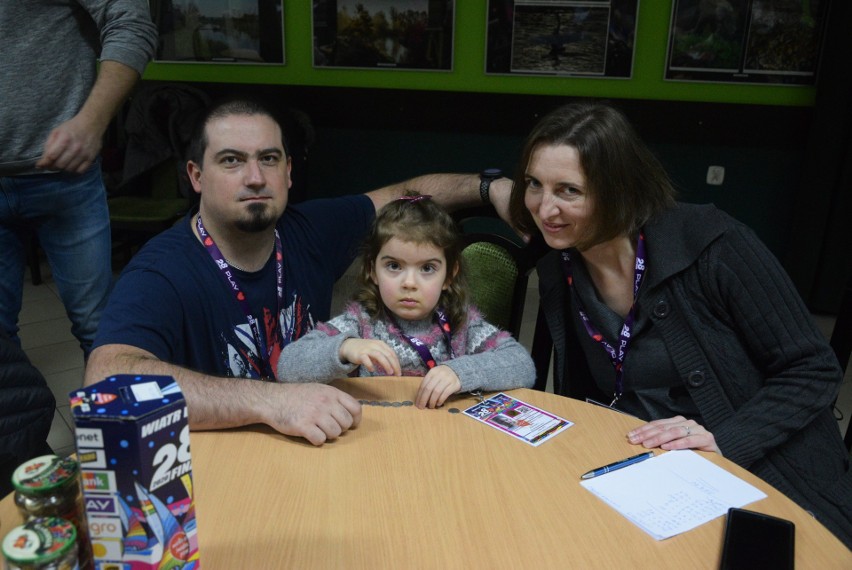 Wiktoria Kopacz, najmłodsza wolontariuszka z rodzicami.