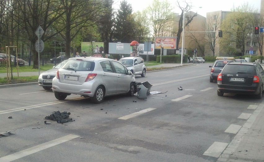 Wrocław: Samochód straży miejskiej zderzył się z toyotą (ZDJĘCIA)