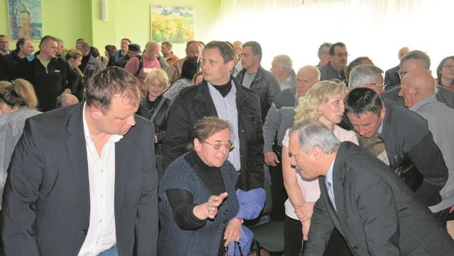 Dyrektor Andrzej Kollbek (z prawej) odpowiadał na niezliczone pytania mieszkańców