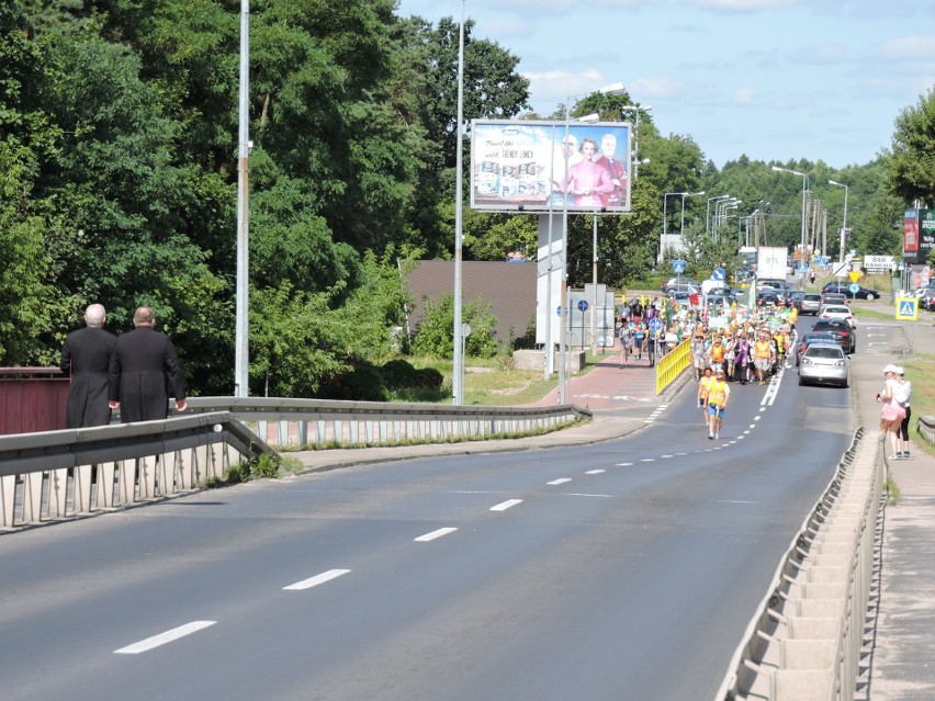 Ostrołęka. Piesza Pielgrzymka z Ełku weszła do miasta 31.07.2019r. Pielgrzymi nocowali w Dąbrówce, zakończą etap w Sypniewie