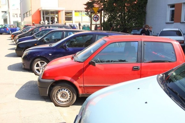 Najgorzej jest w samym centrum Lipska w okolicy sklepu Lewiatan. Kierowcy parkują gdzie popadnie, często dochodzi do kolizji.