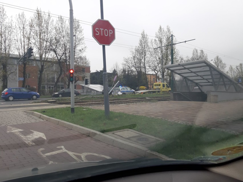 Wypadek radiowozu na sygnale w Katowicach. Policyjna, hybrydowa toyota wjechała na skrzyżowanie. Uderzyła w nią osobówką ZDJĘCIA