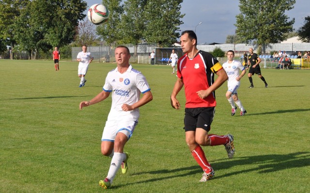 Damian Szyszka (z lewej) strzelił dla Szydłowianki gola w meczu z Gromem Warszawa. Jutro jego i kolegów czeka bój w Wierzbicy.