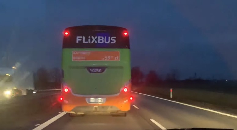 Autobus blokował karetkę na autostradzie A4 [FILM]