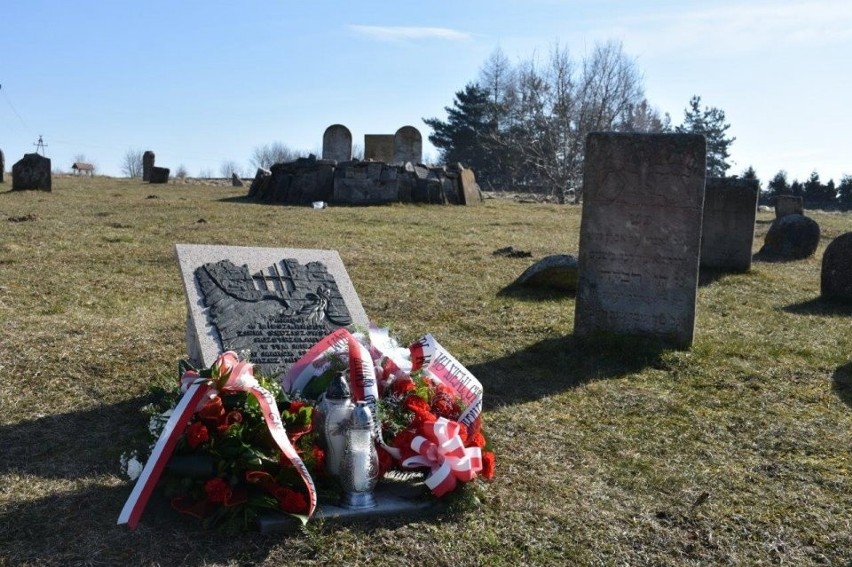 W gminie Chmielnik uczczono pamięć zamordowanych podczas II wojny światowej kolejarzy z Sędziszowa. Zobacz zdjęcia