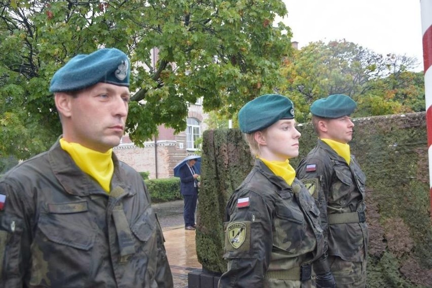 Święto Wojska Polskiego w Chełmie w strugach deszczu 