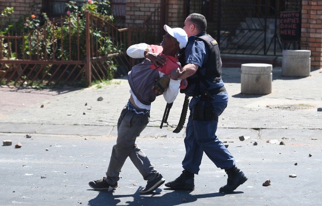 Południowoafrykańska policja znana jest ze stanowczości wobec tych, którzy łamią prawo.