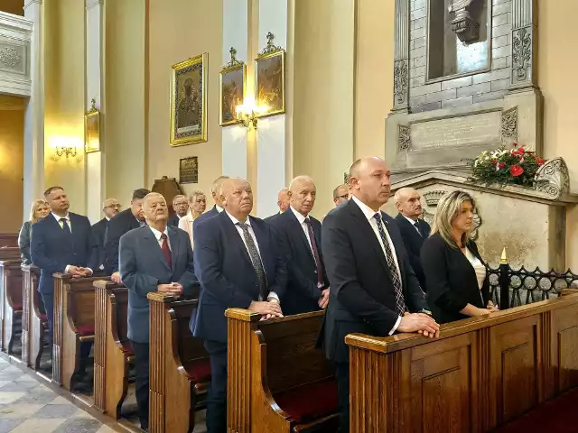 Sesję rozpoczęto od mszy świętej w kościele w Wodzisławiu. Na kolejnych zdjęciach zobacz jak poszczególni radni odbierali zaświadczenie o wyborze.