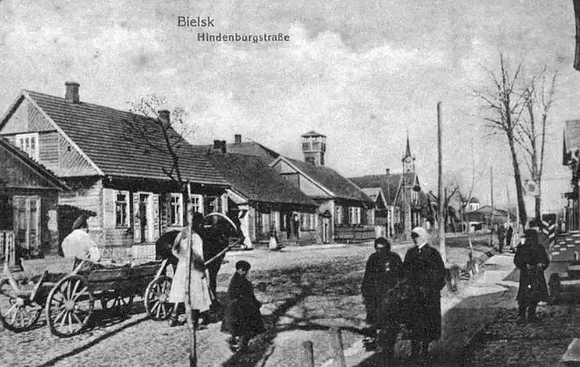 Nazwy bielskich ulic zmieniały się wraz z biegiem czasu i wichrami historii. Na zdjęciu: niemiecka pocztówka z 1916 roku, z której dowiadujemy się, że główna ulica miasta nazywała się Hindenburgstrasse.