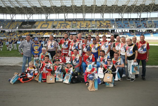 W dniu święta Wojska Polskiego żużlowa Bydgoszcz zdobyła Toruń!W czwartkowe popołudnie na toruńskiej Motoarenie odbyły się długo oczekiwane retro derby z udziałem byłych żużlowców z Torunia i Bydgoszczy. Startowali też miniżużlowcy.Podczas prezentacji kibice mogli usłyszeć Marsz Radetzky'ego (to wspomnienie z Broniewskiego) oraz motywu przewodniego z filmu „Most na rzece Kwai”, znanego fanom bydgoskiej Polonii.W rywalizacji weteranów Pentel Polonia Bydgoszcz wygrała z Apatorem Adriana Toruń 31:29. Jeźdźcy startowali po dwóch na dwóch okrążeniach.W dodatkowych wyścigach z okazji 10-lecia Motoareny Mariusz Puszakowski pokonał Marcina Ryczka, potem Mirosław Kowalik Jacka Woźniaka. Rezultaty tych gonitw nie były wliczane do klasyfikacji końcowej.W rywalizacji miniżużlowców 27:15 dla BTŻ Bydgoszcz. W tym wypadku spod taśmy startowało czterech młodych jeźdźców.Pomysłodawca imprezy był Marian Filipiak, dyrektor toruńskiego stadionu, a organizacyjnego wsparcia udzieliły MOSiR w Toruniu, Stowarzyszenie Sympatyków Sportów Motorowych Stal Toruń i Stowarzyszenie Bohaterowie Czarnego Gryfa z Jarosławem Gamszejem na czele. ZOBACZ ZDJĘCIA Z DERBÓW WSPOMNIEŃ NA MOTOARENIE >>>>>