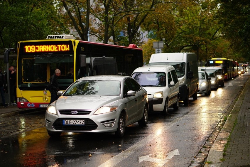 Ulica Robotnicza zablokowana. Na przejeździe zepsuł się pociąg