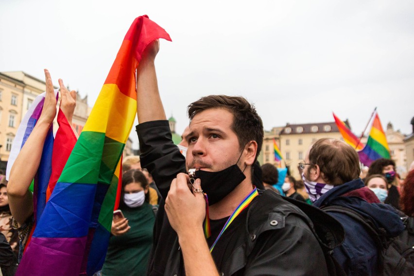 Kraków. "Nie ma ideologii LGBT, są tylko ludzie LGBT". Protest przeciwko "Karcie Rodziny" [ZDJĘCIA]