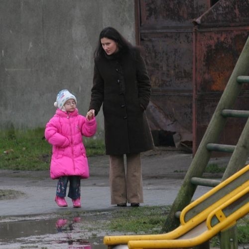 Pani Monika Darmińska z córką na placu zabaw przy ul. Małachowskiego.