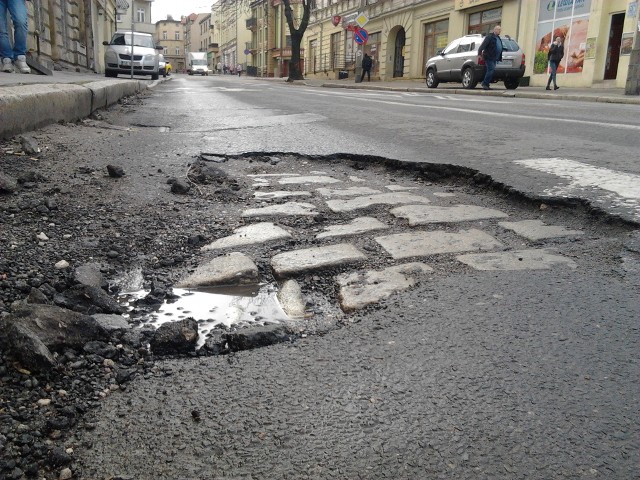 Podczas pozimowych remontów dróg warto zwrócić uwagę na tę wyrwę, która powstała przy ul. Świętego Ducha w Inowrocławiu