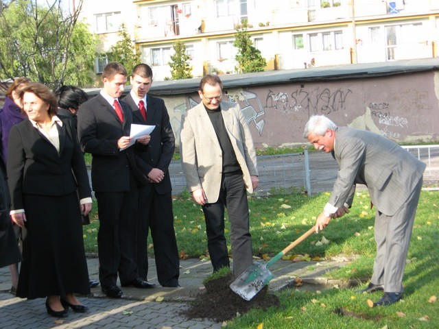 Nie ma szans, aby do wyborów starosta i burmistrz Duszyński zakopali "wojenny topór". Na zdjęciu: jesień 2008, starosta kopie fundamenty pod salę sportową przy ulicy Dworcowej. 