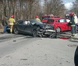 Groźny wypadek pod Wrocławiem. Zderzenie trzech samochodów [ZDJĘCIA]