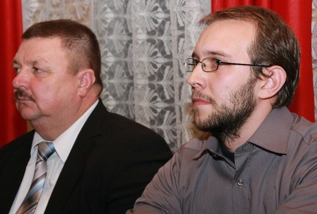 Grzegorz Grabarek (z lewej) ubiega się o urząd burmistrza i kandyduje do sejmiku. O mandat radnego wojewódzkiego ubiega się także 25-letni Marcin Stroiński.