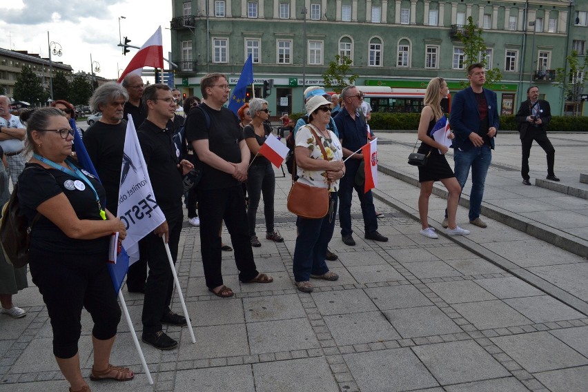 Czarny marsz KOD w Częstochowie