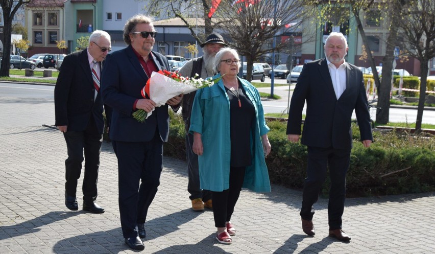 Ostrołęka. Lewica uczciła Święto Pracy. Skromne spotkanie 1-majowe. 1.05.2022. Zdjęcia