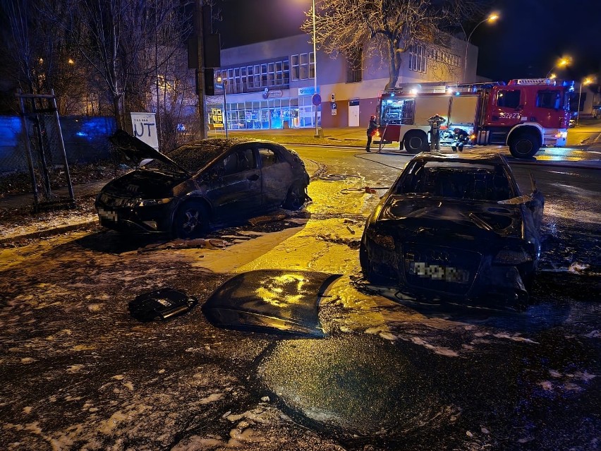 Pożar samochodów zaparkowanych przy ul. Cegielnianej w...