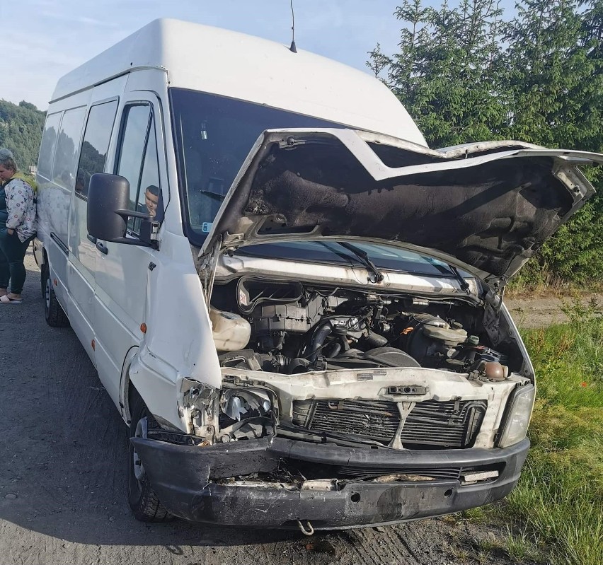 Wypadek na DK 75 w Łososinie Dolnej. Bus najechał na osobówkę. 70-letnia kobieta trafiła do szpitala [ZDJĘCIA]