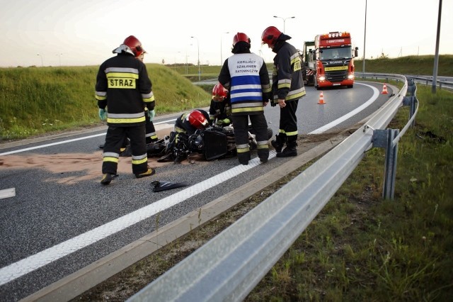 W poniedziałek wieczorem doszło do wypadku na słupskiej obwodnicy. Kierowca motocykla przewrócił się na jezdnię. Do zdarzenia doszło na węźle Łosino. Mężczyzna został odwieziony do słupskiego szpitala. 