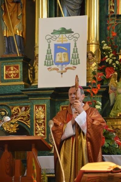 Arcybiskup Tadeusz Wojda udzielił sakramentu bierzmowania i wprowadził relikwie świętego Wincentego Pallottiego do kościoła w Brzezinach