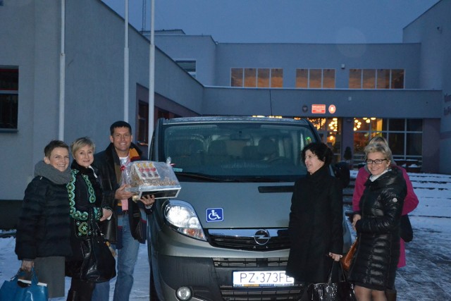 Ten samochód pomoże podopiecznym Stowarzyszenia im.Leszka Grajka ze Swarzędza. Od lewej Lena Stryjska (LC Patria), Agnieszka Pantkowska, Ireneusz Szpot, Małgorzata Kończak, Agnieszka Kowalska i Katarzyna Kowalska (także LC Patria)