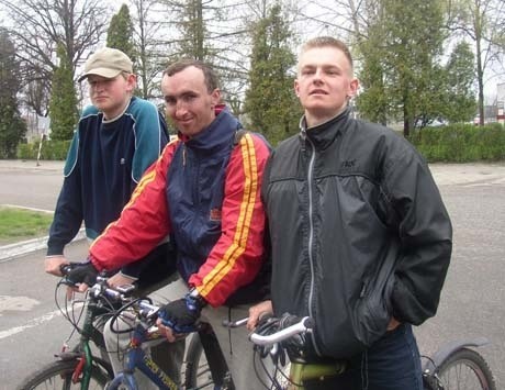 Grupa około 10 rowerzystów spotyka się codziennie. Mają w planach zorganizowanie Sylwestra na rowerach.