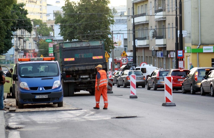 Remont ul. Narutowicza. Drogowcy kładą ostatnią warstwę asfaltu