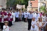 Uroczystości Bożego Ciała w bazylice katedralnej Sandomierzu. Przewodniczył biskup Krzysztof Nitkiewicz. Tłumy wiernych w procesji (ZDJĘCIA)