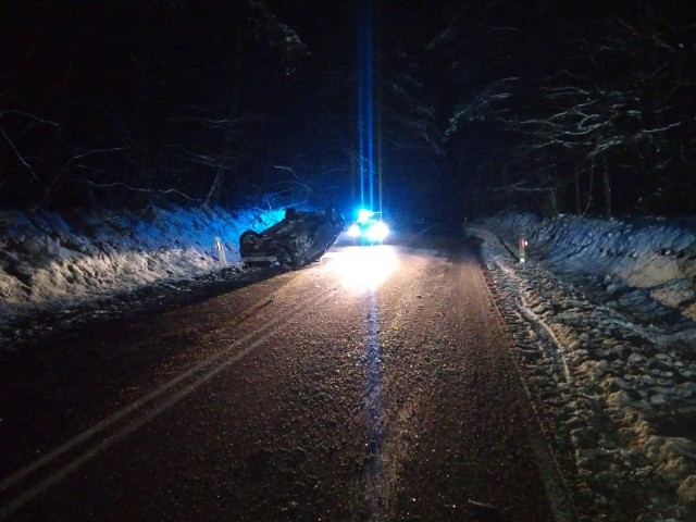 Wypadek na trasie Stawiski - Kolno. Volvo dachowało na wysokości Chmielewa