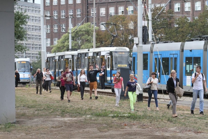 Zerwana trakcja na pl. Społecznym, Wrocław, 04.09.2015 r.