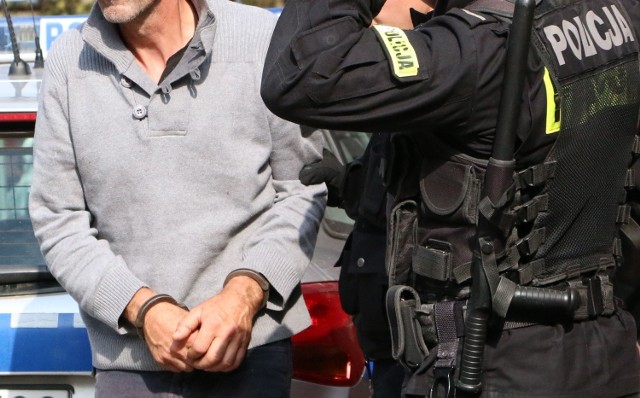 Podejrzany Zbigniew S. został dowieziony do sądu przez policjantów.
