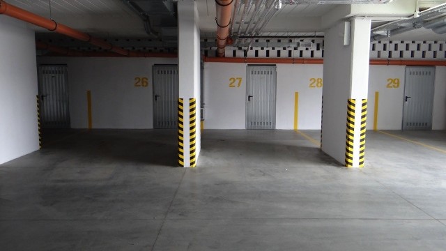 Wygodne i funkcjonalne miejsca postojowe w garażu podziemnym na Osiedlu nad Wisłokiem w Rzeszowie proponuje swoim klientom deweloper Developres. Takie rozwiązanie ma naprawdę  wiele zalet