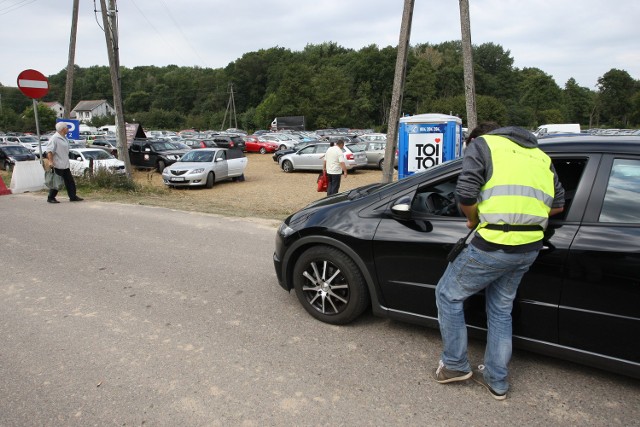 Żeby wszyscy festiwalowi goście mogli zaparkować w Grucznie, pod parkingi adaptowane są pola. Na szczęście, jest po żniwach.