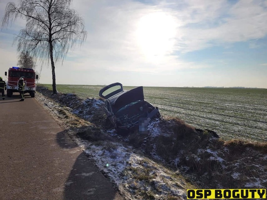 Wypadek w Kraszewie Czarnym, gm. Boguty-Pianki. Auto wypadło z drogi. 11.1.2021. Zdjęcia
