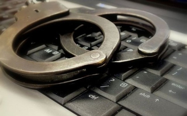 Policja zatrzymała internetowego oszusta. 22-latek usłyszał ponad 30 zarzutów.