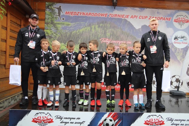 Zawodnicy Football Academy z Niska z trenerami na zawodach w Zakopanem