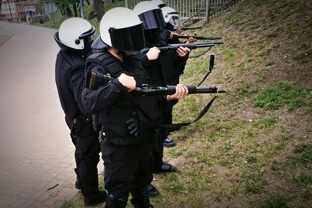 Policjanci z Nieetatowego Pododdziału Prewencji Policji w Łomży regularnie podnoszą swoje kwalifikacje w ramach lokalnego doskonalenia zawodowego.