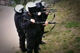 Policjanci z Nieetatowego Pododdziału Prewencji Policji w Łomży na stadionie (zdjęcia)