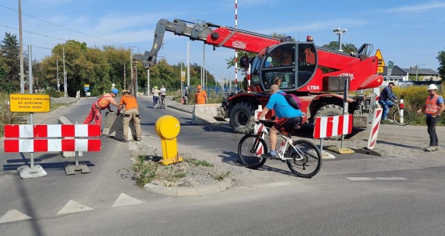 Przejazd kolejowy w ciągu ul. Konopnickiej zostanie zastąpiony tunelem dla pieszych i rowerzystów Zobacz kolejne zdjęcia/plansze. Przesuwaj zdjęcia w prawo - naciśnij strzałkę lub przycisk NASTĘPNE