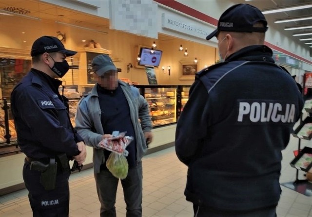 W sklepie w Borowym Młynie (gm. Lipnica) policjanci wylegitymowali 32-letniego mężczyznę, który nie miał maseczki. Okazało się, że mieszkaniec Białego Boru był poszukiwany.